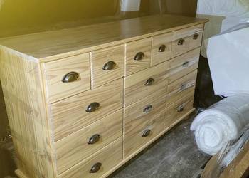 Komoda sosnowa z wieloma szufladami