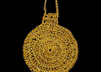 Zawieszka ozdoba szydełkowa na choinkę Bombka złota (Z235)