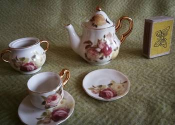 Miniaturowy serwis porcelanowy w róże do domku dla lalek retro