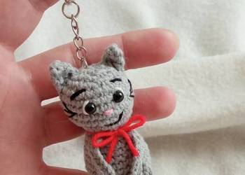WYPRZEDAŻ Śmieszny kotek wykonany na szydełku brelok zawieszka