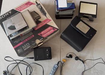 SONY MiniDisc MD WALKMAN, słuchawki, ładowarka, 13 płyt, etui