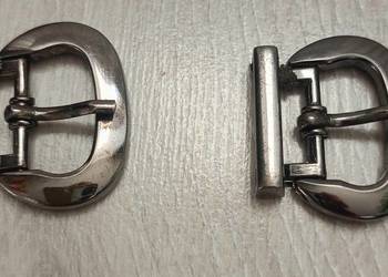 Klamra metalowa do paska o szerokości 2,5 cm.