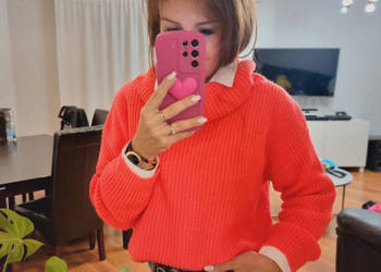 Piękny sweter neonowy