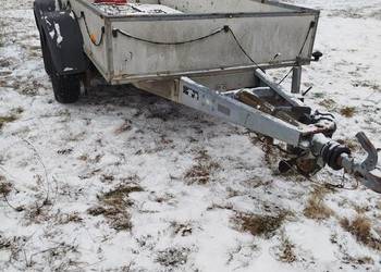 Przyczepa towarowa z hamulcem.