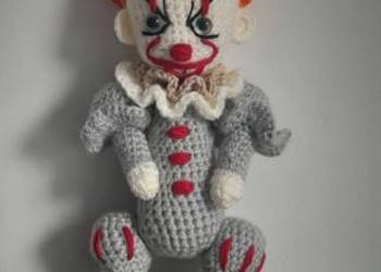 "TO" wykonany na szydełku