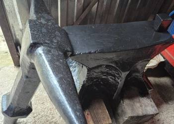 Zabytkowe kowadło szparóg