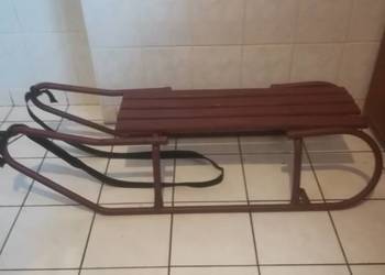 Duże i lekkie sanki metalowe we ze sznurkiem.Stan bdb. Dl. Sanek 96cm.