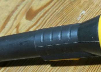 Latarka mała, chyba ledowa, 14 cm długości, z czarnego plastiku