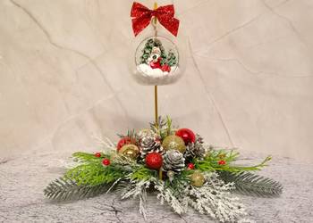 Bożonarodzeniowy stroik z dekoracyjną szklaną kulą