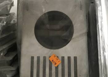 Kratka wentylacyjna metalowa 14x21 z otworem