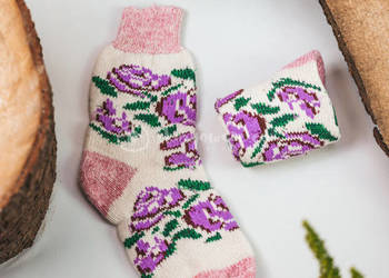 Biało-różowe skarpetki z wzorem róży, wykonane z wełny króliczej