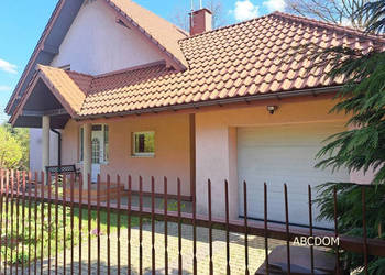 Dom wolnostojący, ok Myślenic w otoczeniu lasów.