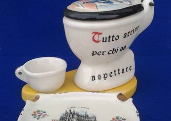 Ceramiczna popielniczka w kształcie toalety