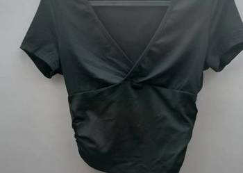 Czarny top z dużym dekoltem – dopasowany