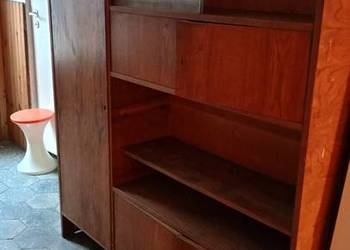 Biblioteczka z szybami i szafą