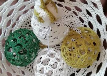 Kompozycja wielkanocna z zajączkiem i jajkami. Stroik wielkanocny szydelkow