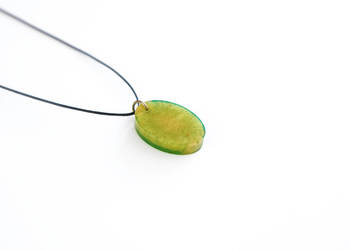 Owalny, zielono-złoty wisiorek z żywicy epoksydowej handmade
