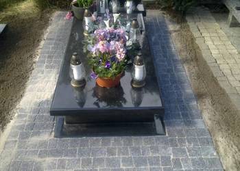 Ułożenie kostki na cmentarzu, opaska na grób, wokół grobu, bardzka, kostka