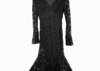 .Sukienka koronkowa z długim rękawem zakończonym dzwonem, w kolorze czarnym