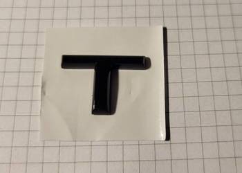 NOWY emblemat " T " czarny połysk przyklejany czarny znaczek