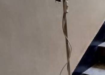 Lampa stojąca, metalowy stelaż na ostatnim odcinku giętki, ok. 137 cm wys.