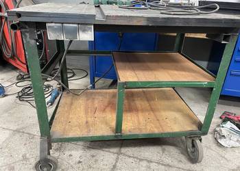 Stół warsztatowy z imadłem i gniazdem do podłączenia do sieci