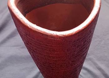 Ceramiczny wazon, styl brutalistyczny, recznie formowany, sygnowany.