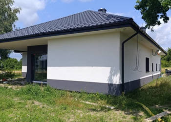 Nowy dom parterowy z antresolą.