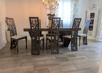 Stół i osiem krzeseł do salonu