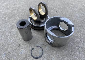 Korbowód Tlok Tłok Volvo D12C 22769475 3155115 3165310 131L3