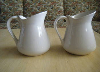Porcelanowe, białe dzbanuszki.