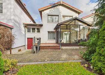 Dom szeregowy z ogrodem zimowym i dużą działką