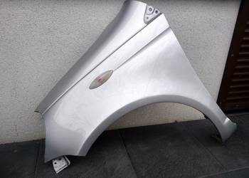 Toyota Yaris I LIFT FL błotnik lewy kierowcy srebrny 1E7