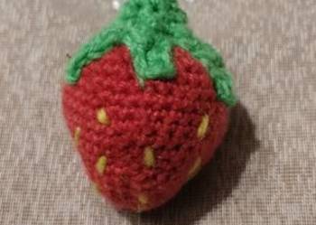 Maskotka truskawka na szydełku