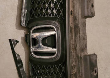 atrapa (uszkodzona) z emblematem Honda Civic VII lift atrapa (uszkodzona) z emblematem Honda Civic VII lift