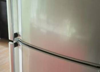 Sprzedam lodówkę Sharp , srebrna automatyczne rozmrażanie