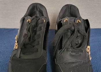 Sneakersy na koturnie CLARA BARSON 38 czarne – złote detale, stan bdb