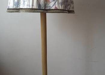 Elegancka, drewniana lampa podłogowa z abażurem