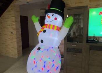 Bałwan LED 2.4 m z Rotującym Światłem – dekoracja, która naprawdę działa