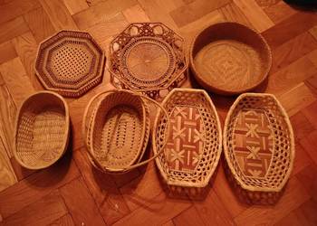 Zestaw tacek i koszyczków boho – bambus, słoma vintage PRL (7 sztuk)
