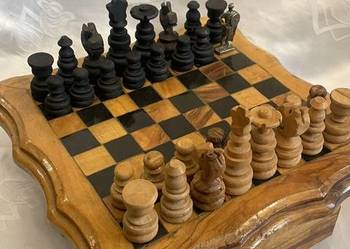 Stare drewniane szachy na unikatowej szachownicy