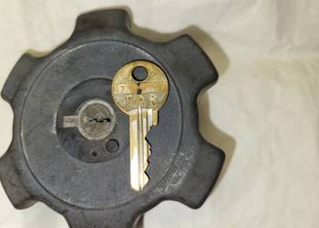 Trabant 1.1 - Oryginalny korek wlewu paliwa z fabrycznym kluczykiem FAB