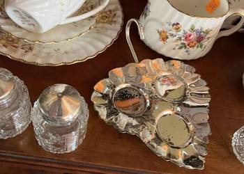 Przyprawnik na listku. Pojemnik do pieprzu, soli i octu