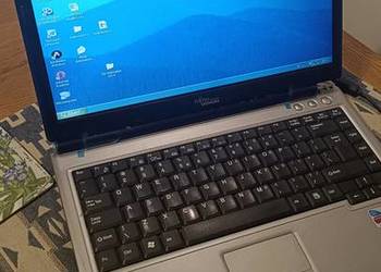 Starszy sprawny laptop Fujitsu Siemens