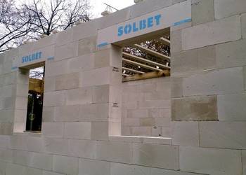 Murowanie-  pracownika -Budowa domu jednorodzinnego