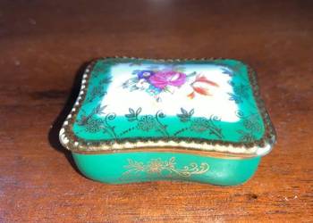 Puzderko. Syg. P. M. Import.  Bukiet kwiatów. Zielone