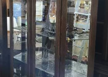 Duża, dębowa witryna z lustrem i oświetleniem.