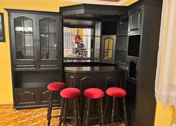 Barek salonowy ze stołem i krzesłami