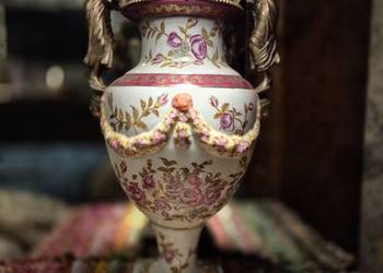 Porcelanowa waza królewska róże mosiądz nr ACD 118