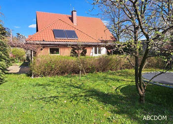 Dom wolnostojący, ok Myślenic w otoczeniu lasów.